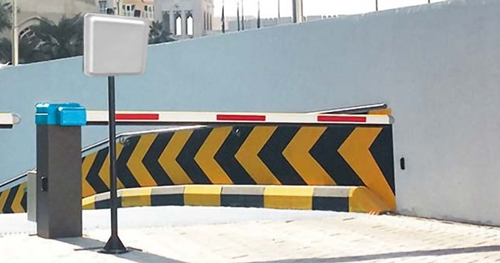 What Is The Maximum Read Range Of The Uhf Long-Range Reader, And How Does Its Performance Vary Under Different Environmental Conditions?